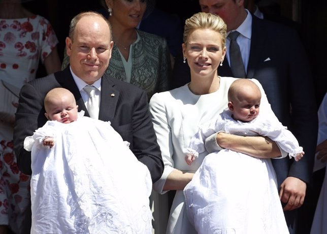 Alberto II de Mónaco Princesa Charlene bautizo Príncipes Jacques Gabriella 