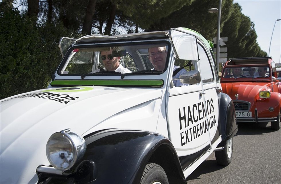 José Antonio Monago conduce el 2 CV de su campaña electoral