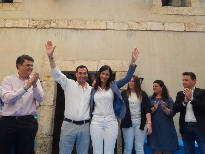 Juanma Moreno con Mariola Villena en Padul