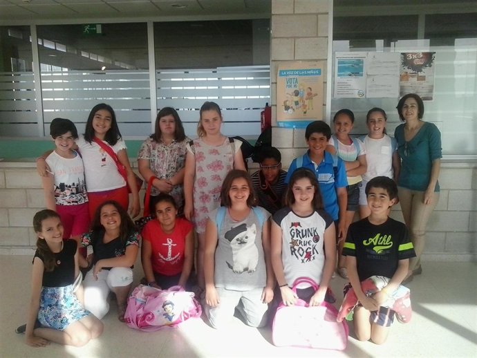 Pegada de carteles de niños de Alcalá de Guadaíra