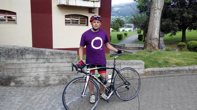 Rubén Madrazo. Candidato de Podemos Cantabria en bici. 