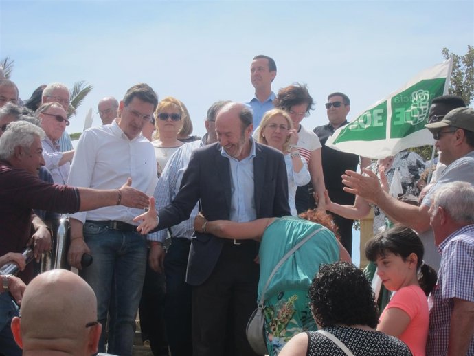 Rubalcaba saluda a los asistentes al mitin de Roquetas de Mar