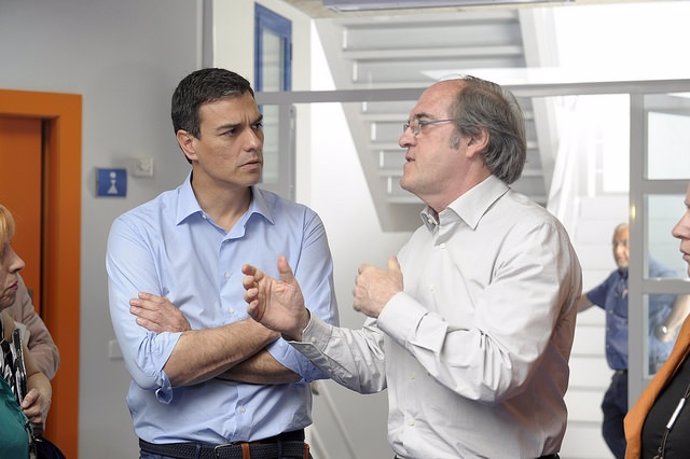 Pedro Sánchez y Ángel Gabilondo antes del mitin del PSOE en Fuenlabrada (Madrid)