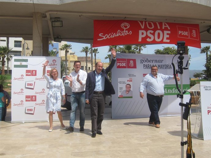 Rubalcaba saluda al auditorio en el mitín de Roquetas de Mar