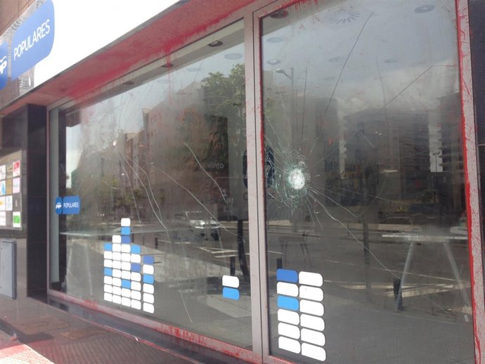 La sede del PP amanece con pintadas y pedradas