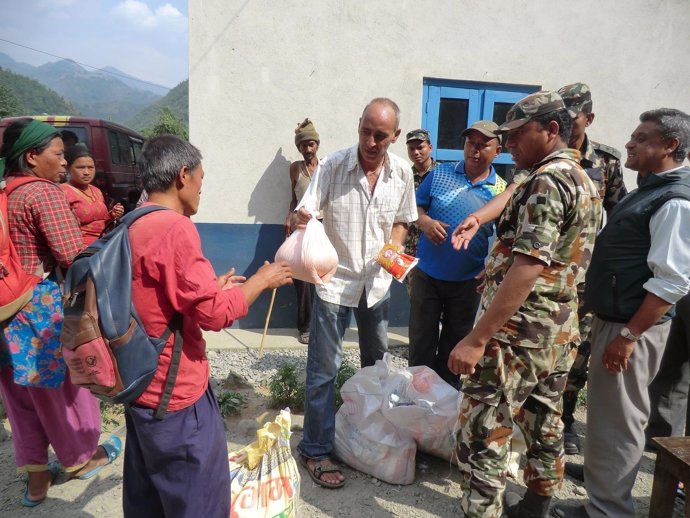 José Díaz repartiendo alimentos a los afectados