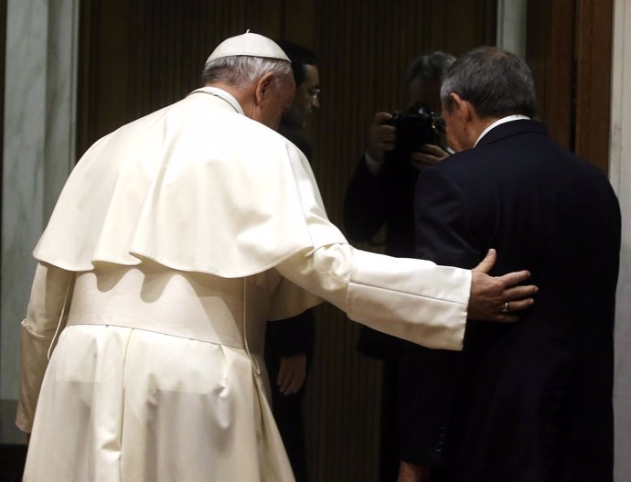 El Papa Francisco y el presidente cubano, Raúl Castro