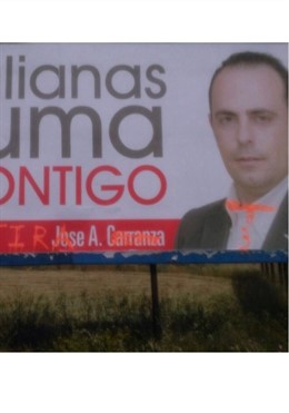Cartel electoral con pintadas