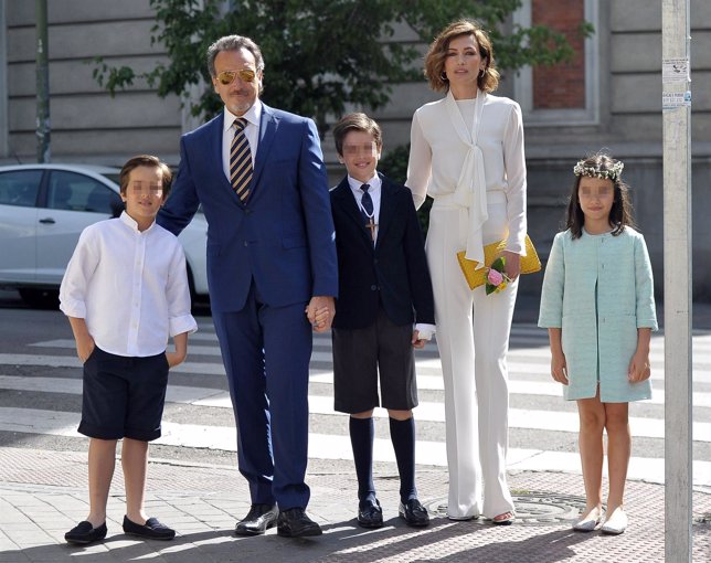 Nieves Alvárez con su familia en la Primera Comunión de Adriano