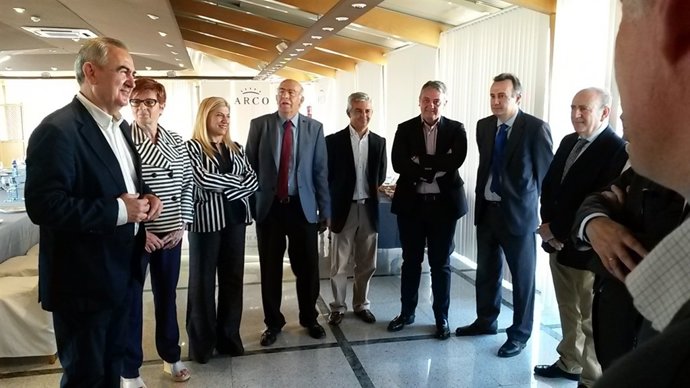 Rafael González Tovar con miembros de su candidatura