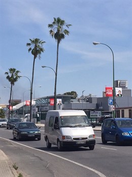 Banderolas socialistas cuelgan de las farolas