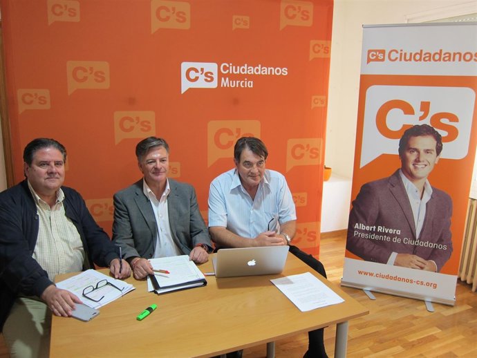 De izquierda a derecha: Pérez, Caparrós y poto, en la rueda de prensa