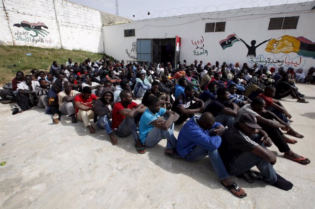 Inmigrantes ilegales en un centro de detención en Tripoli
