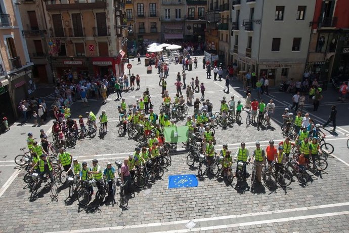 Bicleta humana formada por voluntarios del proyecto Life+Respira.