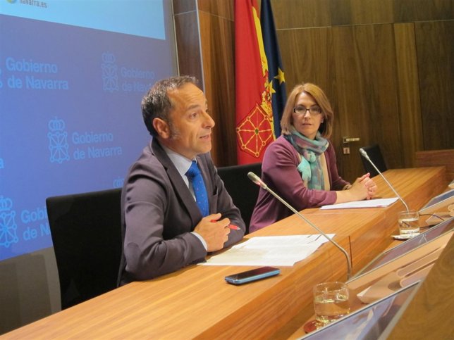 Juan Luis Sánchez de Muniáin y Cristina Urdánoz en la rueda de prensa