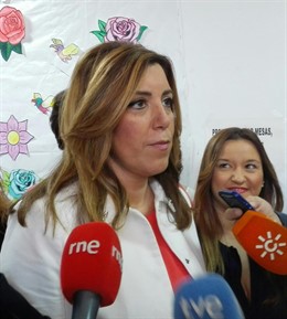 Susana Díaz atiende a los periodistas en Villanueva del Ariscal