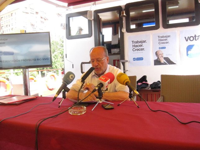 El alcalde, exponiendo su programa sobre el río Pisuerga. 