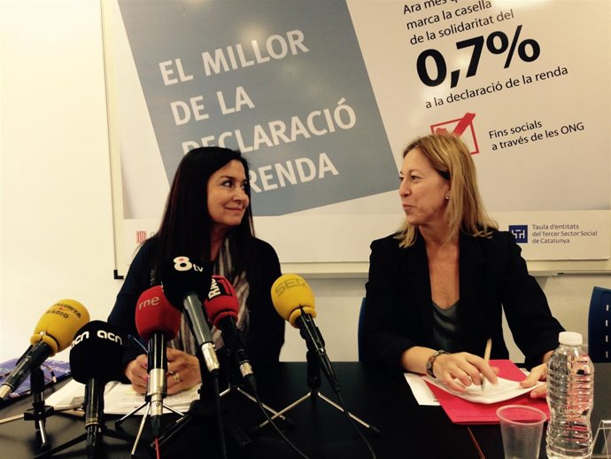 La presidenta de la Taula d'Entitats, Àngels Guiteras, y Neus Munté