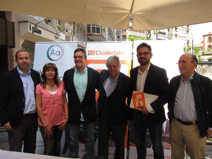 Javier Nart, en el centro, con los candidatos de C's en La Rioja y municipios
