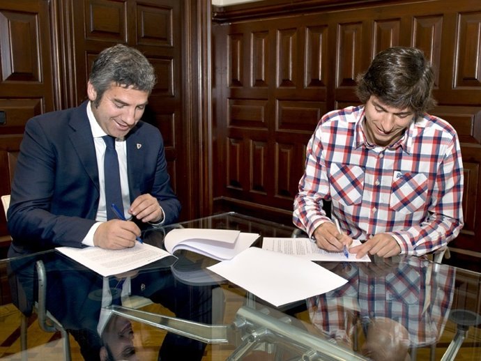 Josu Urrutia y Ander Iturraspe firman la renovación hasta 2019