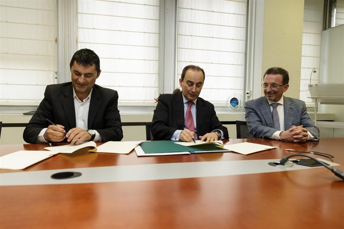 Firma del convenio con UTAC