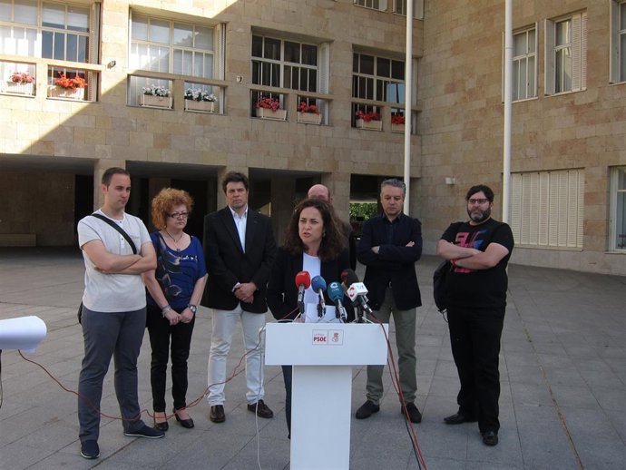 Arráiz y miembros de su candidatura, ante el Ayuntamiento de Logroño