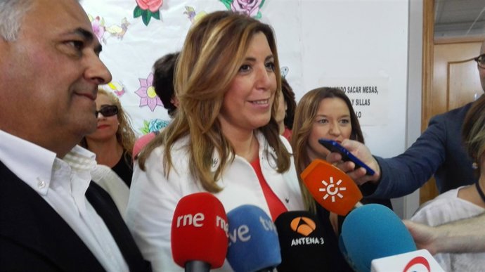 Susana Díaz atiende a los periodistas en Villanueva del Ariscal