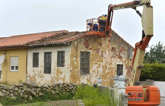 Inicio del derribo del ediificio en Cueto