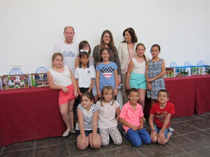 Gracia (dcha.) y Quintana (centro) con los alumnos y los patios