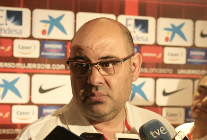 Lucas Mondelo, seleccionador baloncesto femenino 