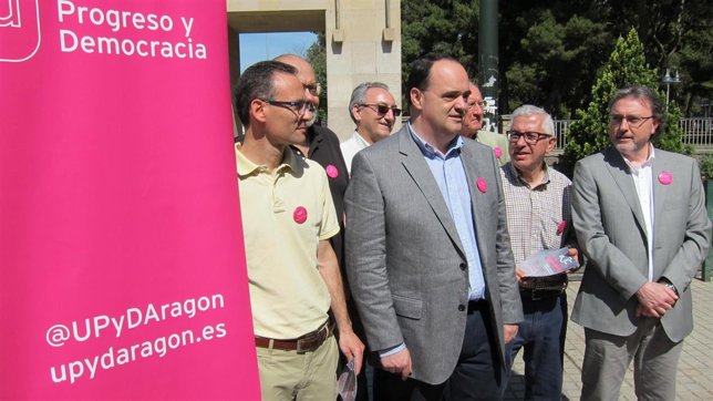 Candidatos de UPyD a las puertas de la Universidad de Zaragoza