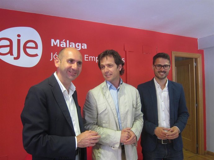 Francisco Conejo (PSOE) con Enrique de Hoyos (AJE)