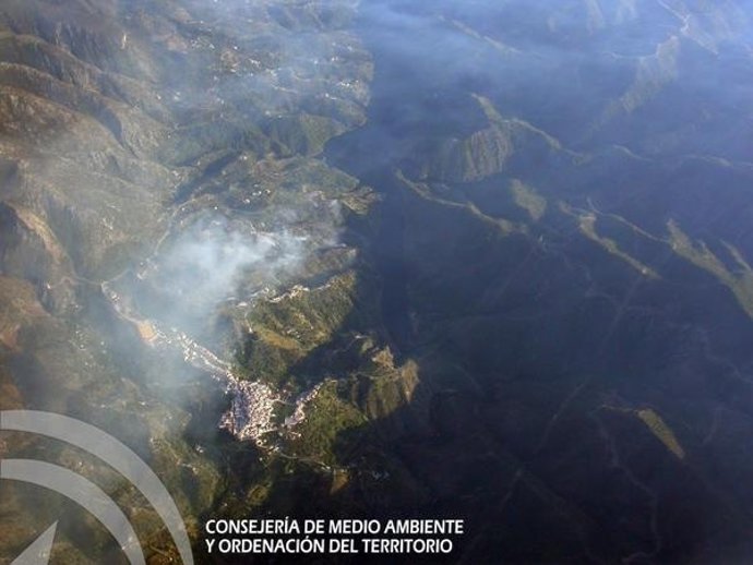 Imagen aérea del incendio forestal en Istán