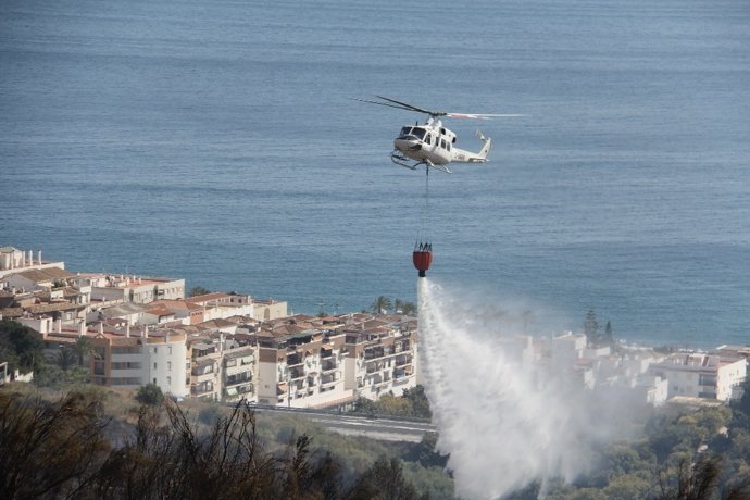 Tareas de extinción del Infoca en un fuego en La Herradura
