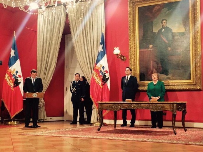 Bachelet toma juramento a nuevos ministros