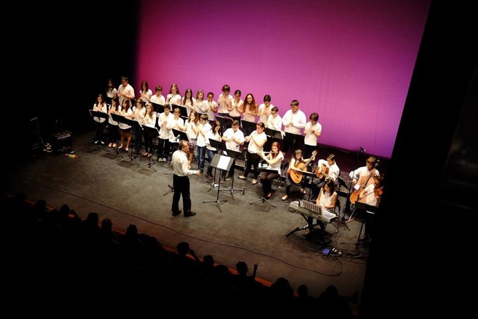 Alumnos colegios participan en festival con la música a otra parte interpretando