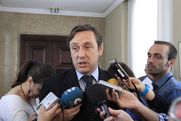 Rafael Hernando en los pasillos del Congreso