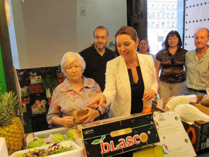 Ambrosio, junto a otros miembros de su candidatura, en el Mercado Sánchez Peña