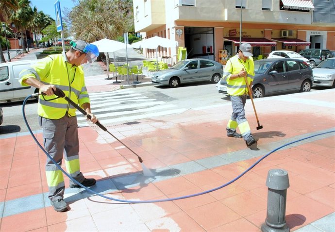 Limpieza de chicles operarios sistema agua presión limpiar Estepona