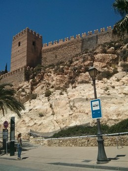 La muralla sur de La Alcazaba con una malla antes de las obras de consolidación