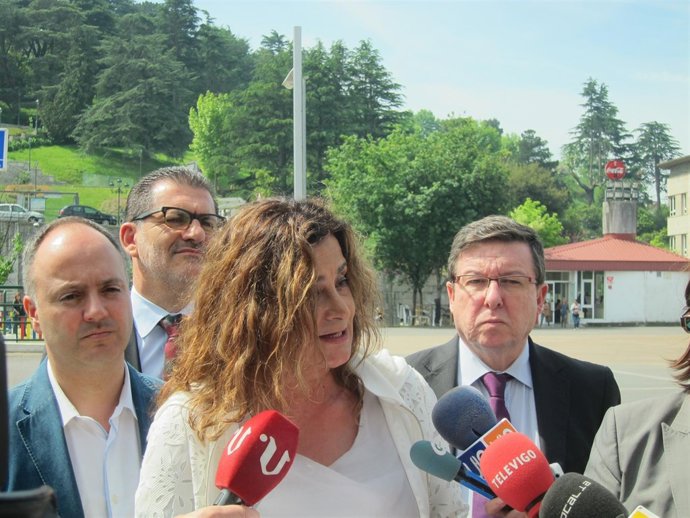 Carmela Silva hace declaraciones en el Aeropuerto de Vigo.