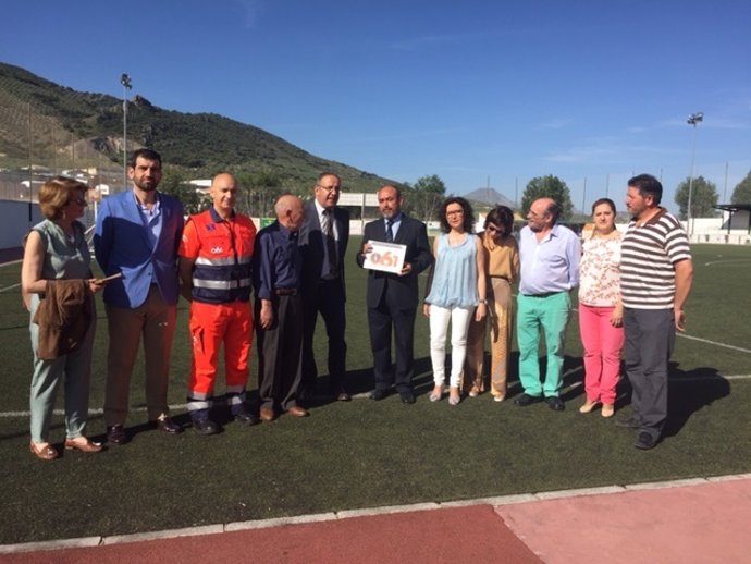 Baena, entrega el certificado del 061 de zona Cardioasegurada al alcalde