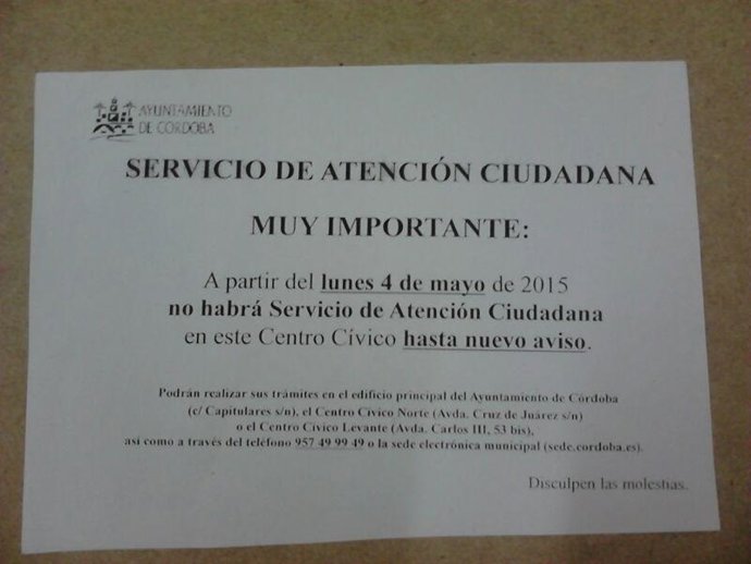 Cartel que informa del cierre del servicio en un centro cívico