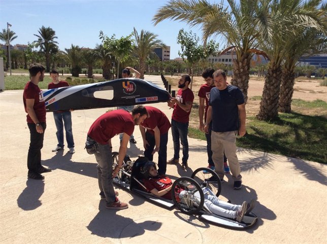 Los estudiantes montando el Dátil '15 en el campus de la UMH