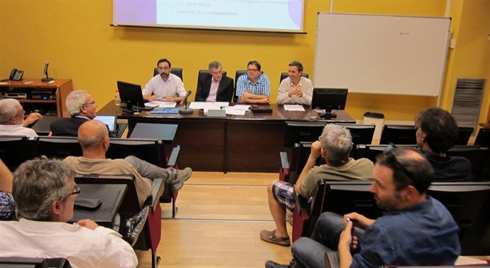 Óscar Urralburu, en un encuentro con diversos economistas