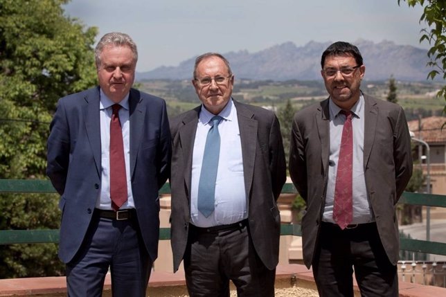 P.Ferrer y J.L.Bonet (Freixent) con el alcalde de Gelida L.Valls