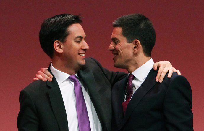 Ed y David Miliband durante las primarias laboristas en septiembre de 2010