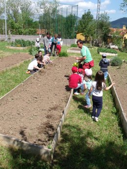 Escolares participan en 'Cultivar la tierra'