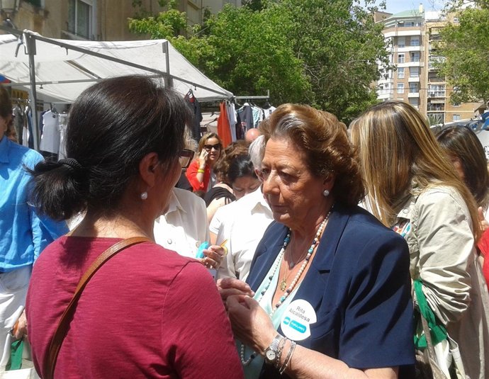 Rita Barberá durante un momento de su visita al Mercado de Algirós
