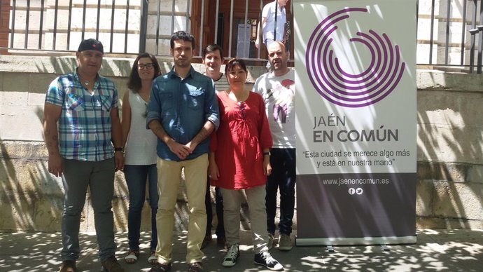 Miembros de Jaén en Común frente al Ayuntamiento